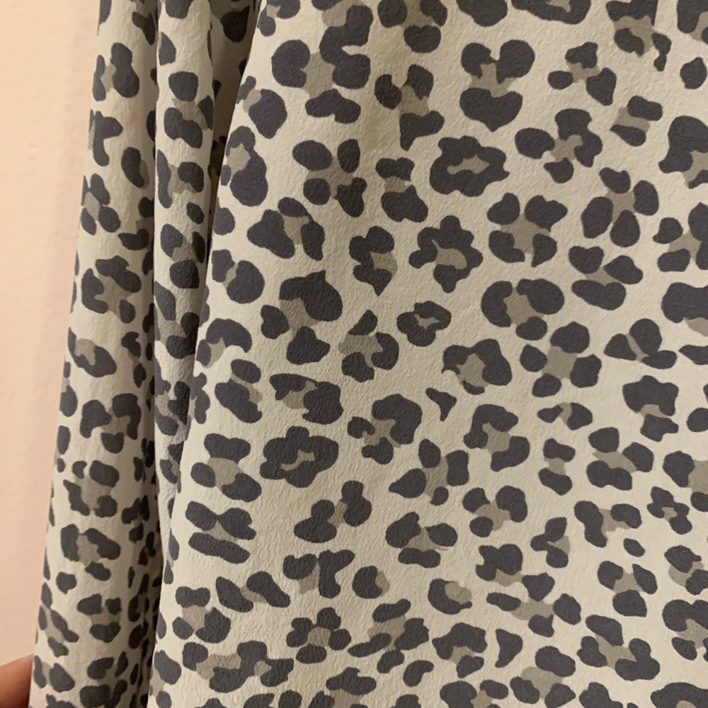 Equipment Silk Leopard blouse Size Medium - Picture 4 of 4